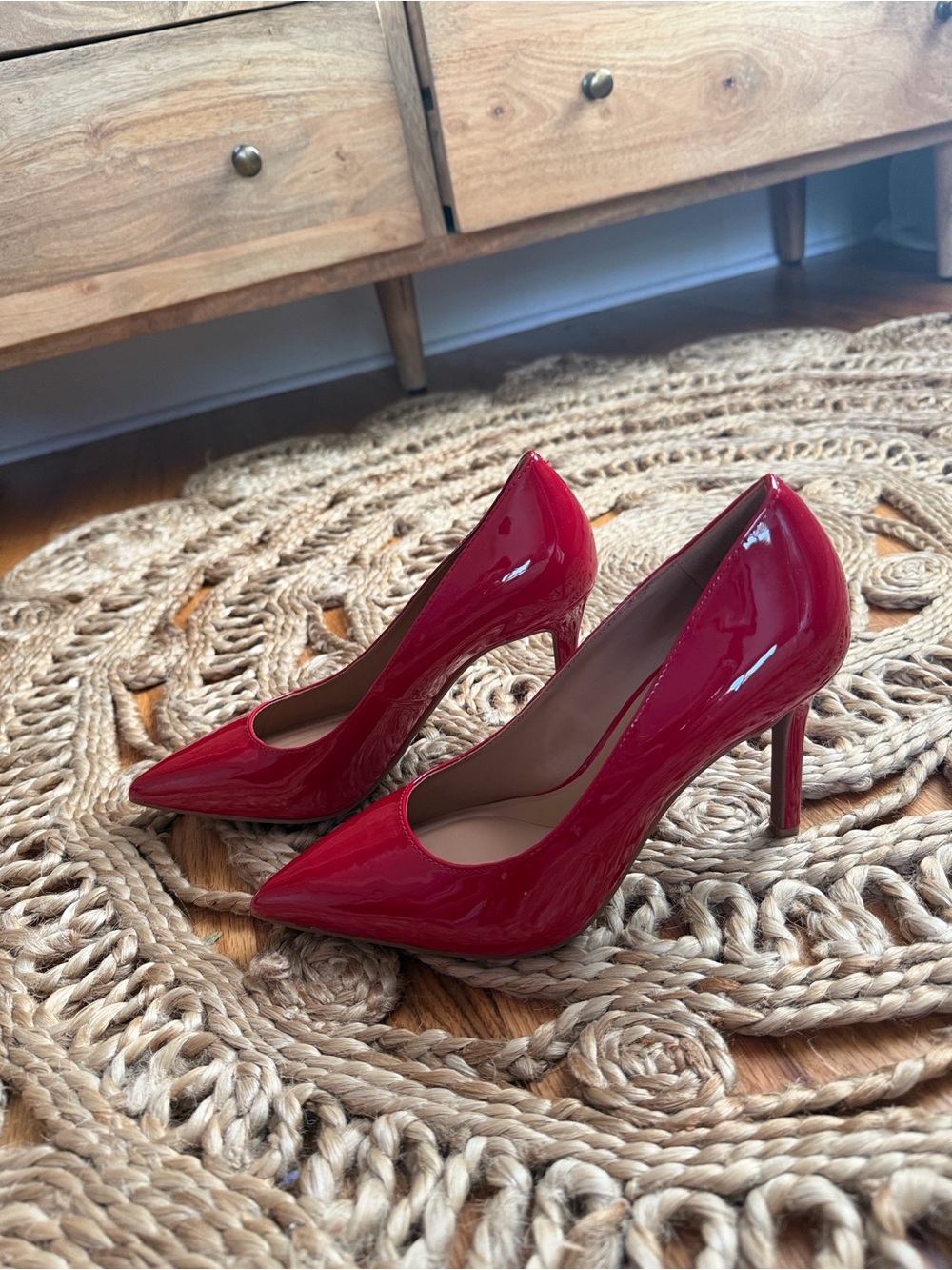 Jessica Simpson // red pumps
